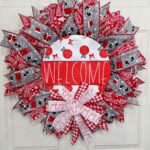 Thin Christmas wreath with welcome sign